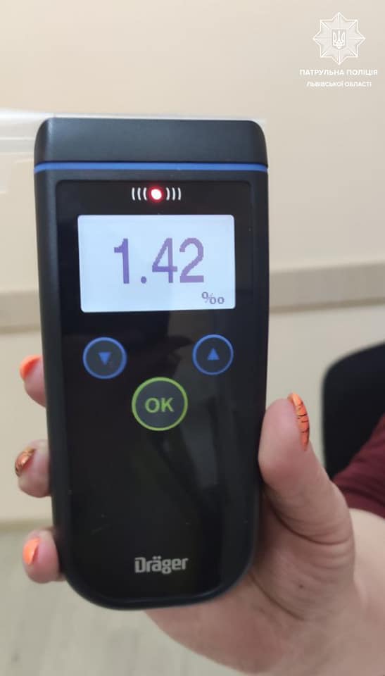 У Львові водій автомобіля врізався у автобус та втік із місця аварії. Фото: поліція Львівщини