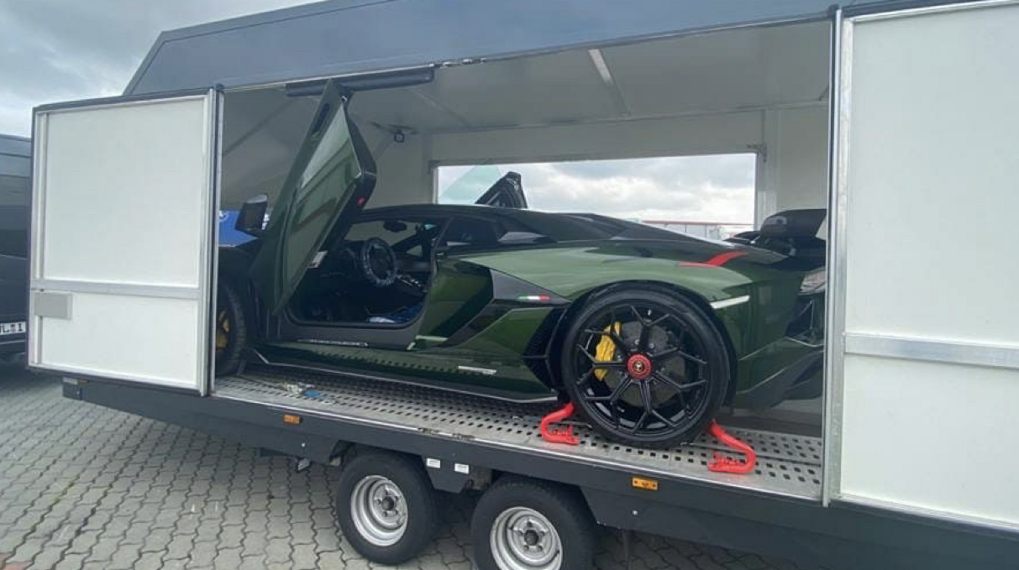 В Україну завезли унікальний Lamborghini Aventador SVJ. Фото: lviv1256.com