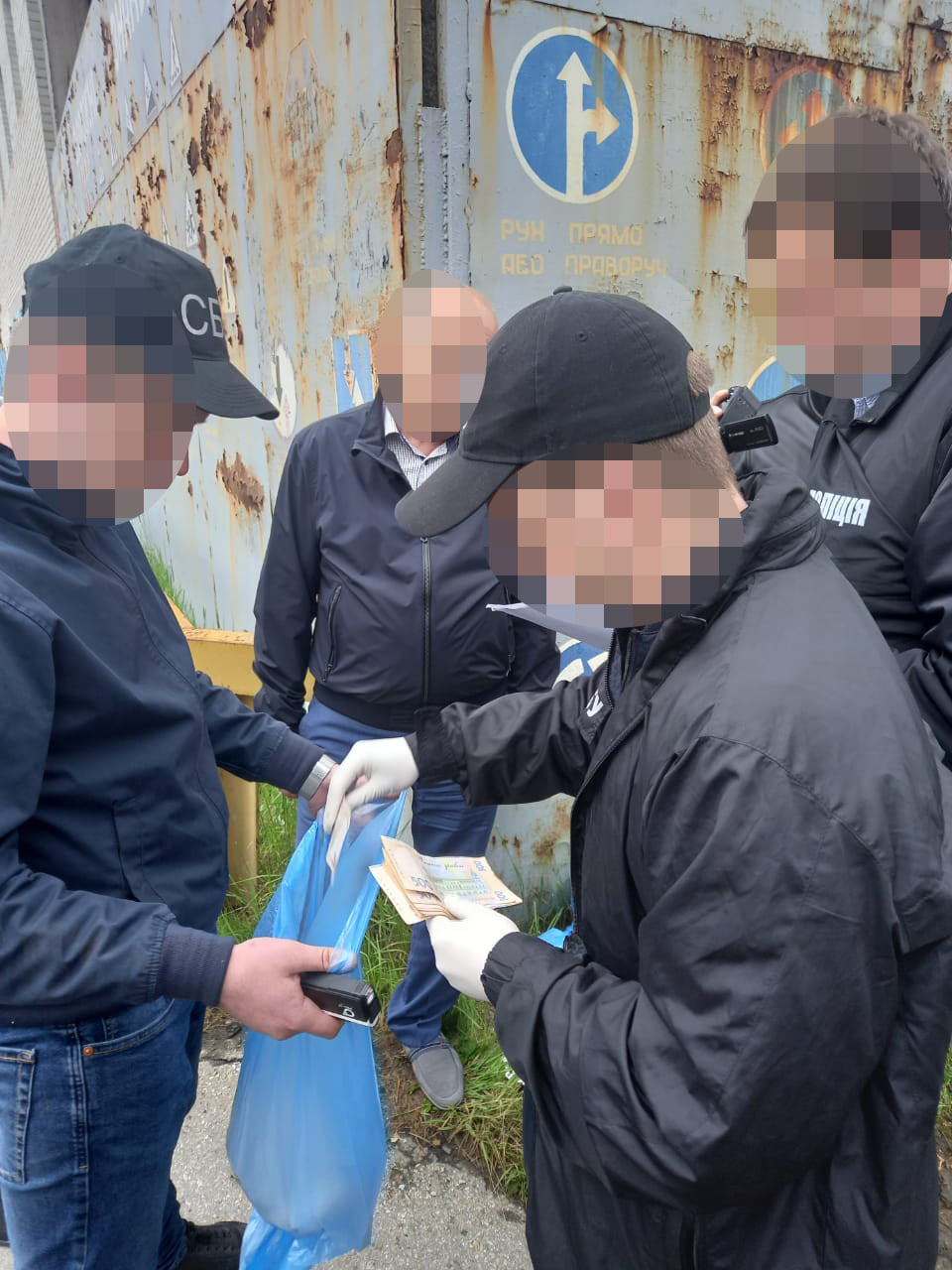 У Львові на хабарі затримали посадовців державного підприємства Міноборони України. Фото: Служби безпеки України