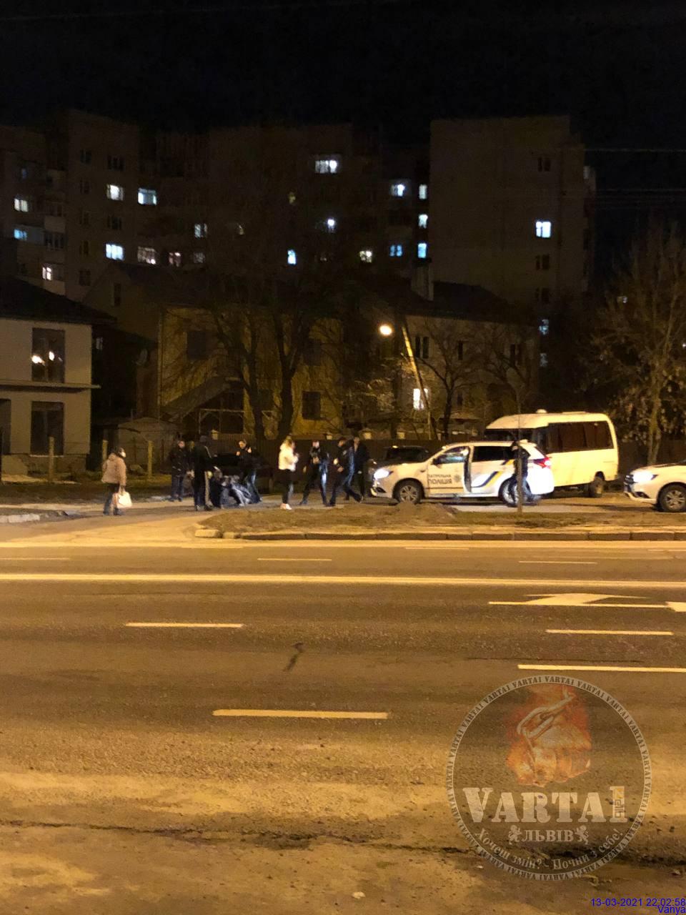 У Львові на вулиці Любінській чоловіка поранили ножем. Фото: Варта1