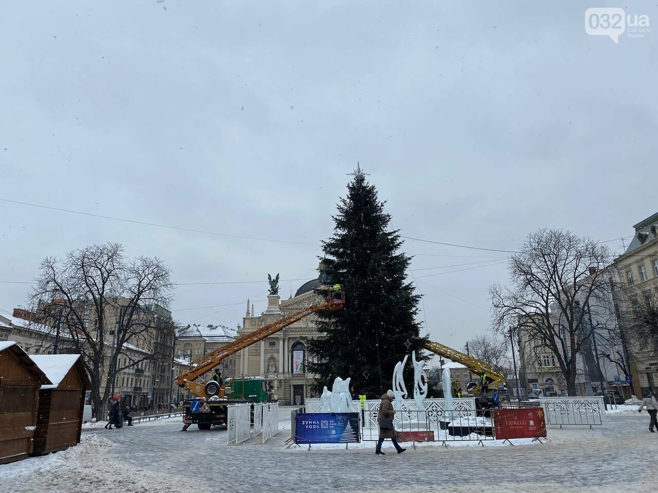 У центрі Львова розбирають головну ялинку