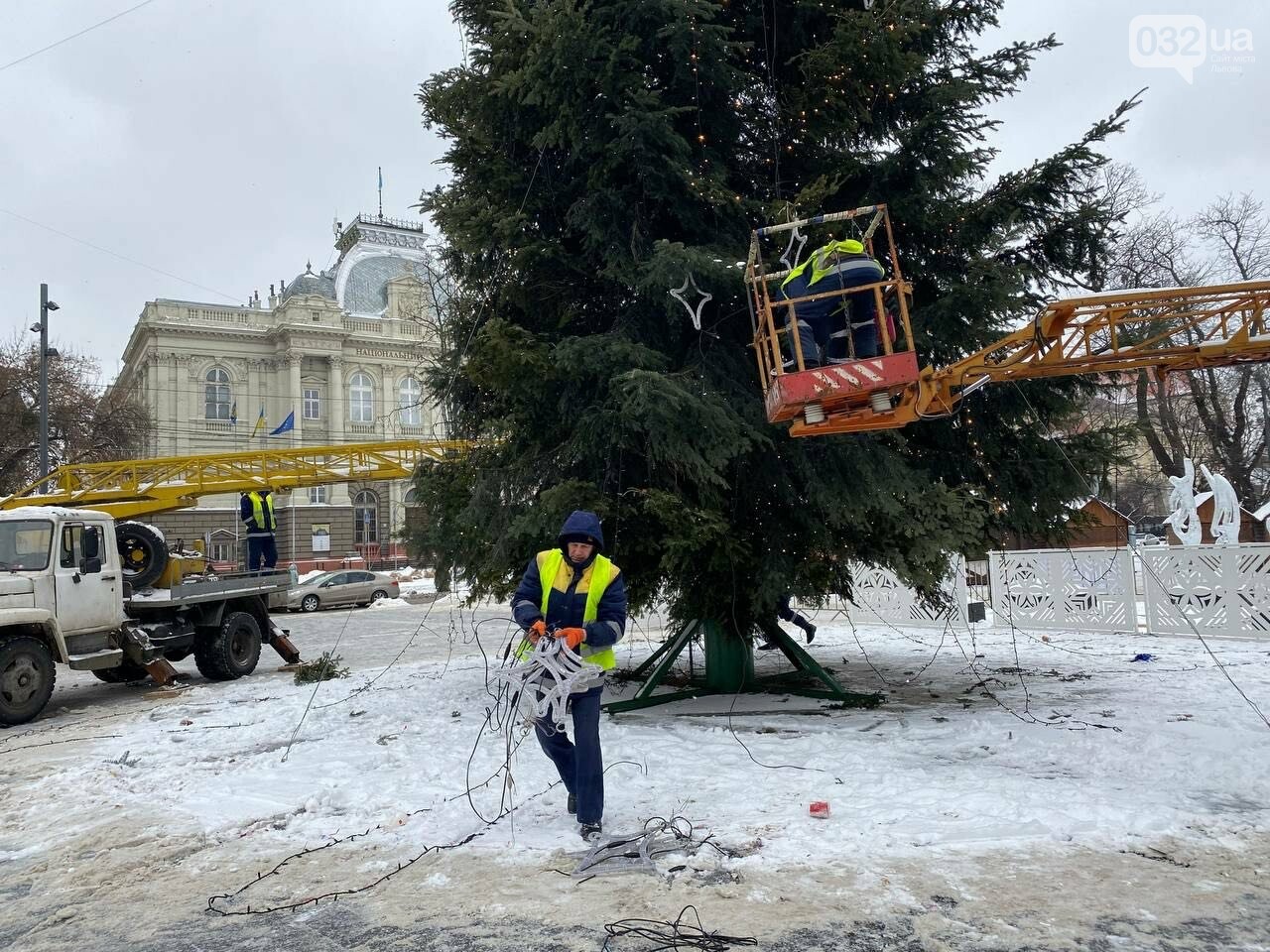 У центрі Львова розбирають головну ялинку