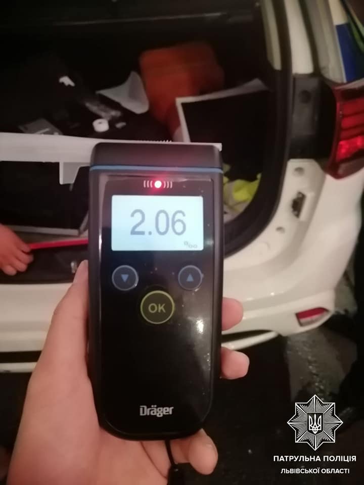 Неподалік Львова сталась потрійна ДТП, яку спричинив нетверезий водій. Фото: поліція Львівщини 