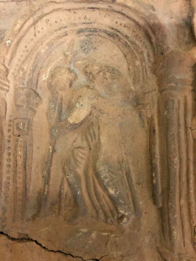 В одній із давніх кам&rsquo;яниць у центрі Львова знайшли кахлі 1530 року. Фото із Фейсбук сторінки Лілії Онищенко