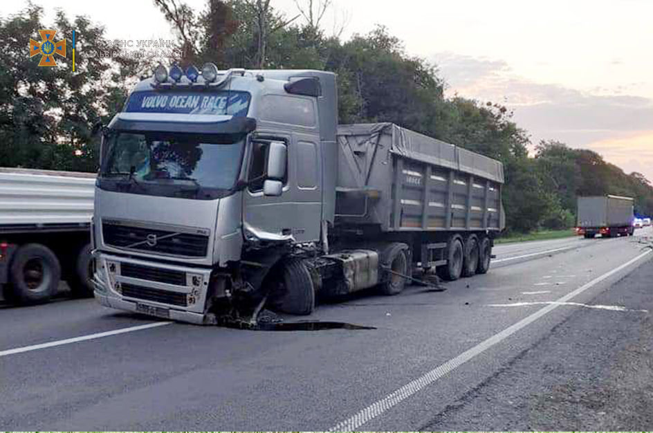 На Львівщині зіткнулися вантажівка і легковик. Фото: ДСНС Львівщини