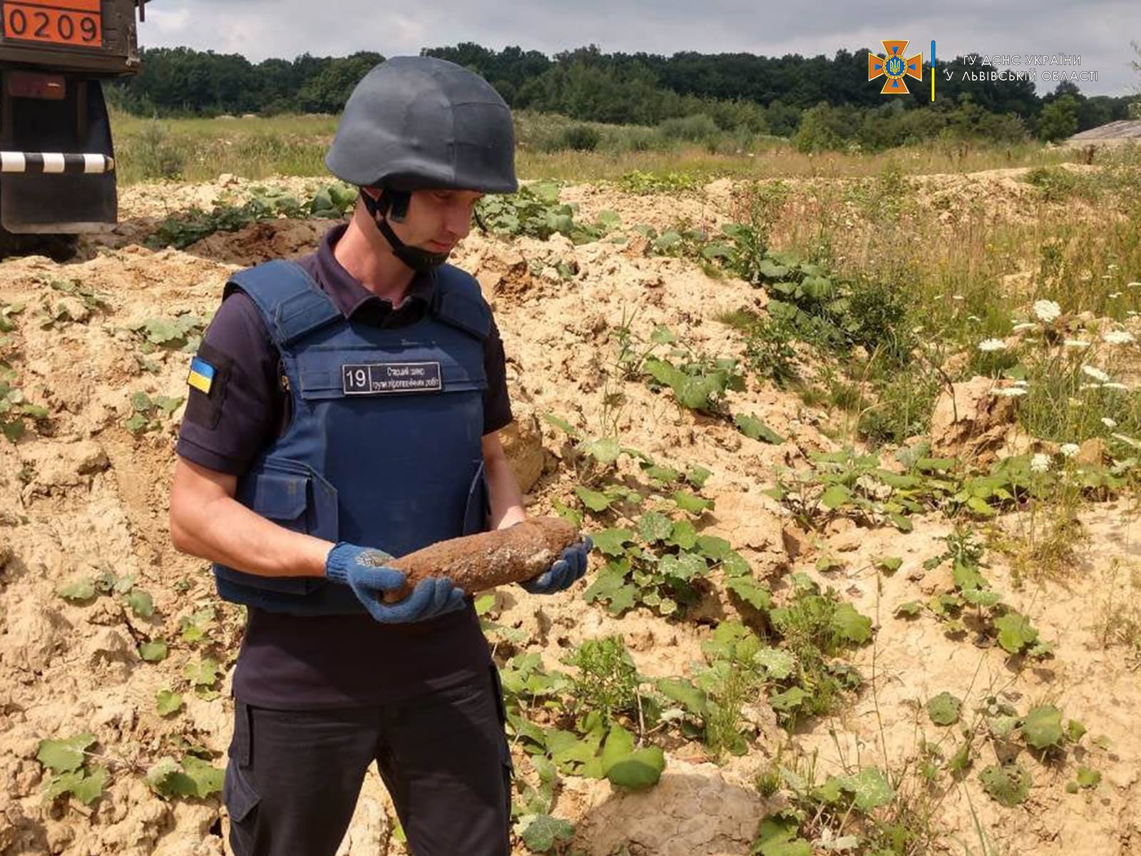 Біял Львова виявили схрон боєприпасів. Фото: ДСНС Львівщини