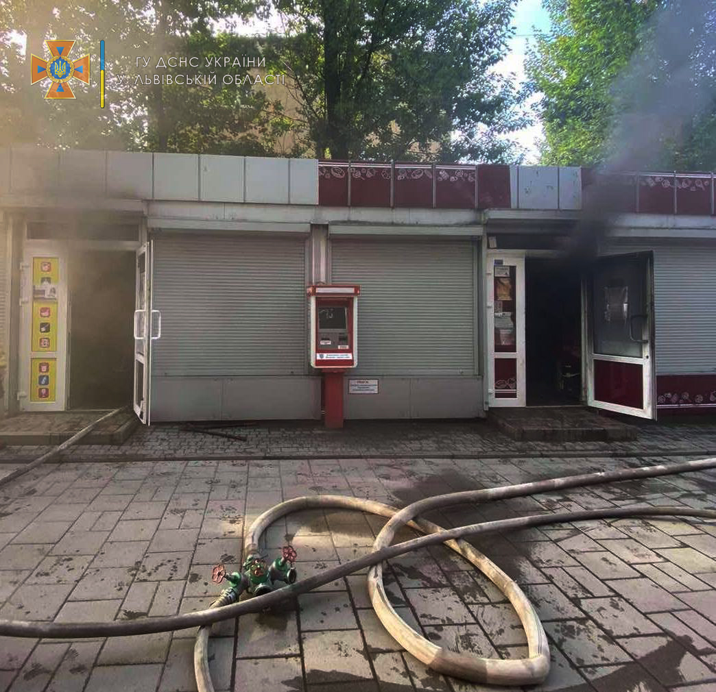 У Львові на вулиці Дністерській сталась пожежа у магазині. Фото: ДСНС Львівщини