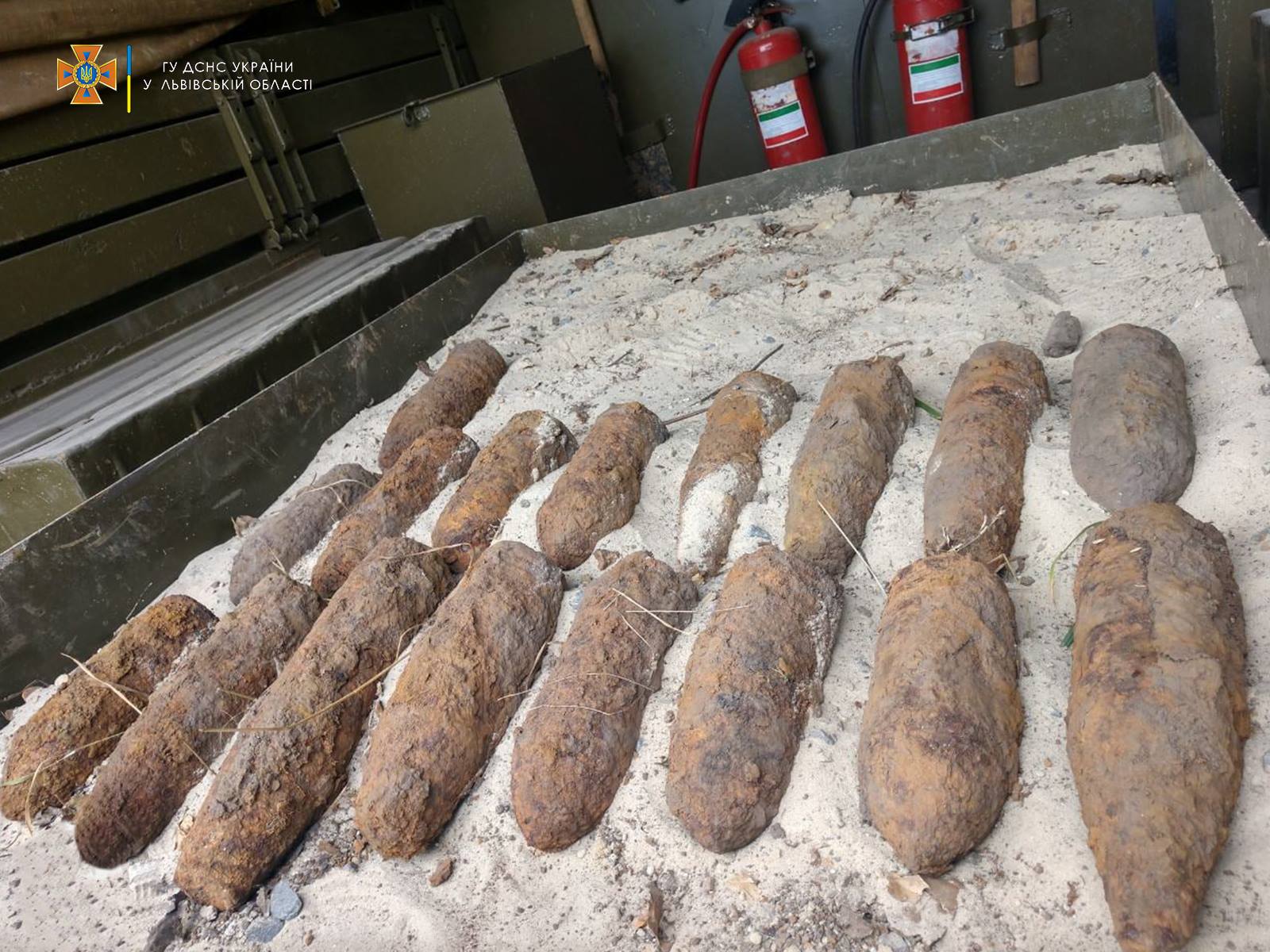 Біял Львова виявили схрон боєприпасів. Фото: ДСНС Львівщини
