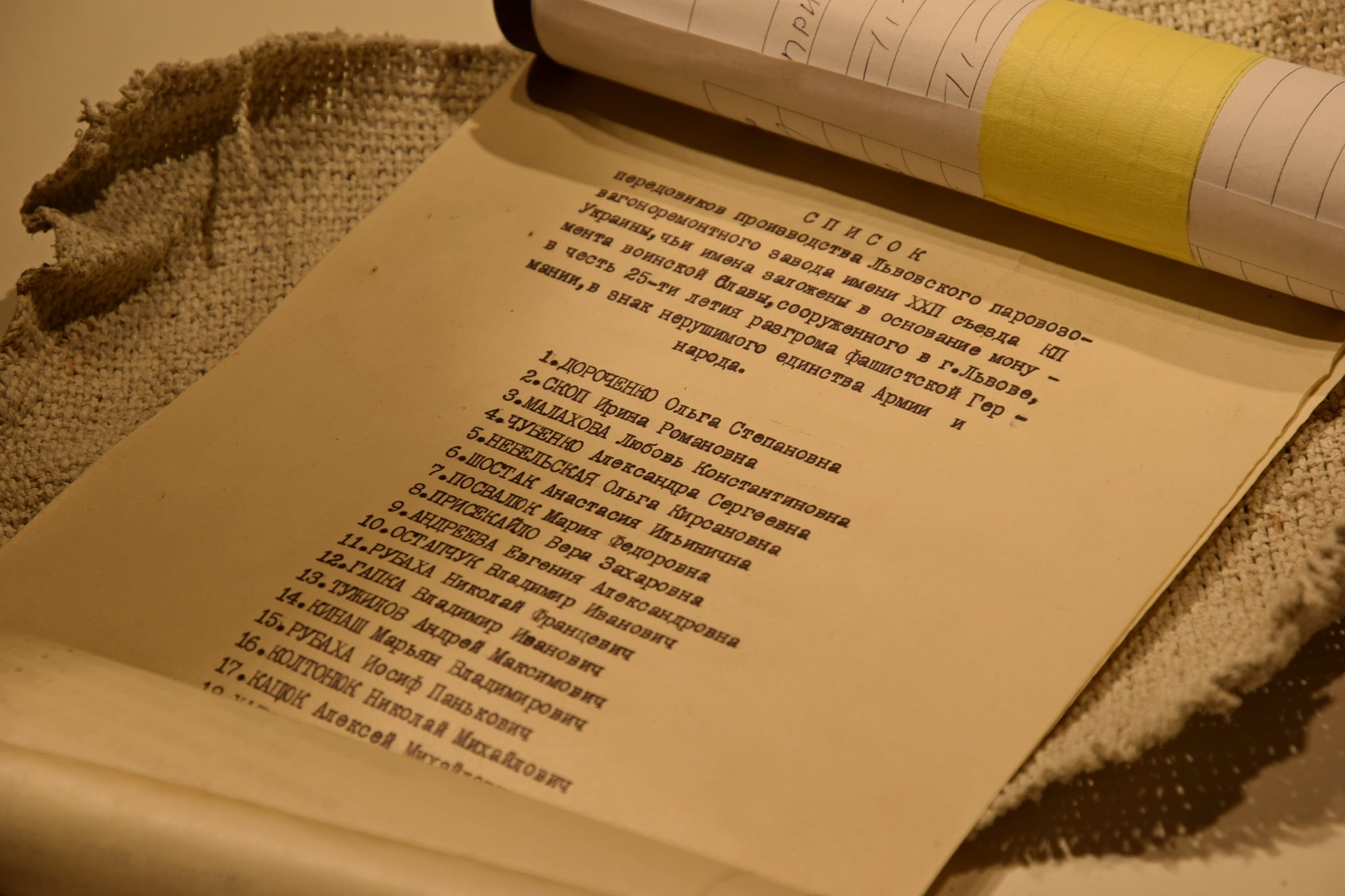 У Монументі Слави знайшли капсулу з запискою: що пишуть. Фото: Територія Терору