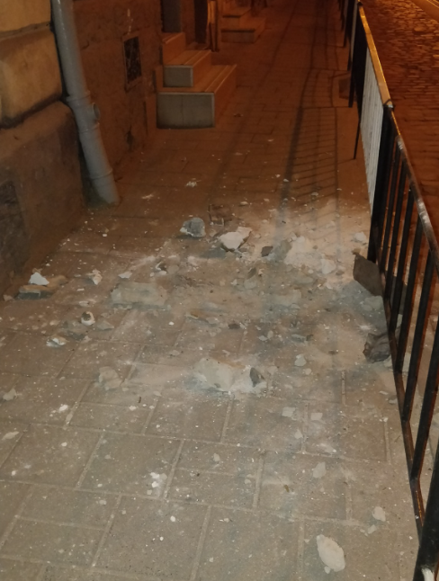 У Львові на вулиці Генерала Чупринки обвалився елемент фасаду. Фото: Олексій Мишаківський