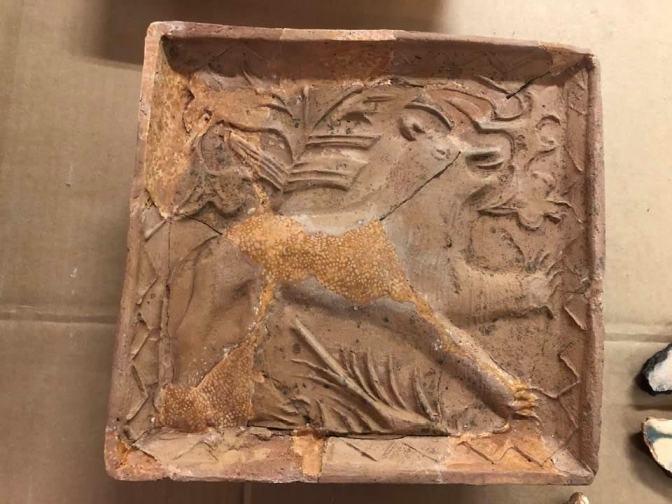 В одній із давніх кам&rsquo;яниць у центрі Львова знайшли кахлі 1530 року. Фото із Фейсбук сторінки Лілії Онищенко