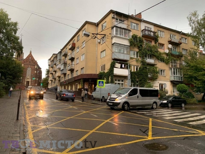 У Львові на перехресті вулиць Горбачевського – Котляревського з’явилася нова розмітка. Фото: tvoemisto.tv