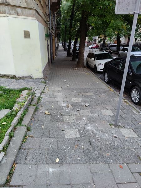 У Львові елемент фасаду будинку обвалився на тротуар. Фото: Олексій Мишаківський