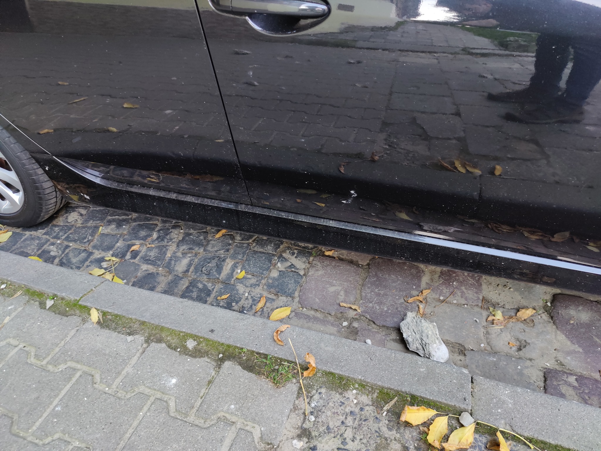 У Львові елемент фасаду будинку обвалився на тротуар. Фото: Олексій Мишаківський