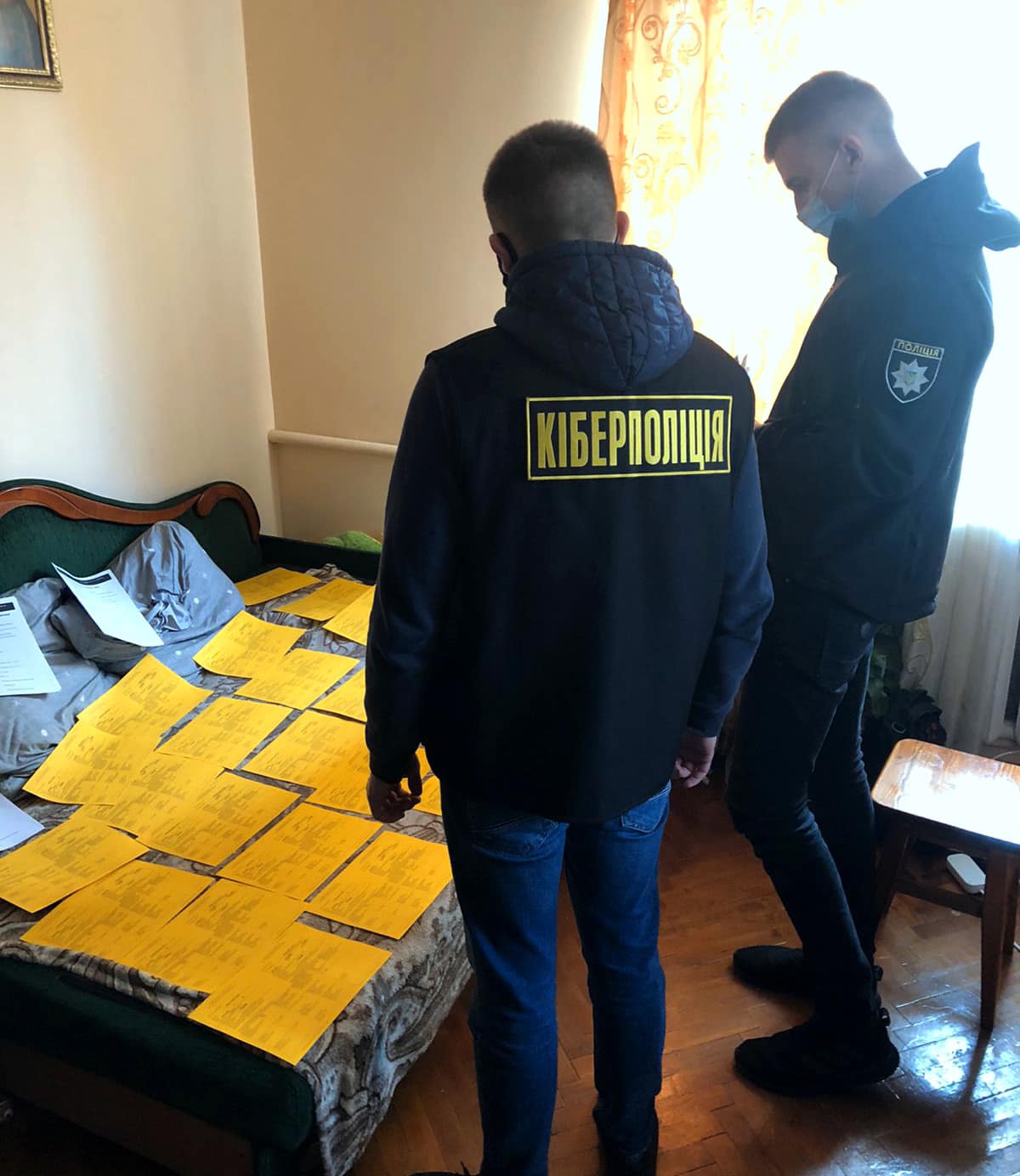На Львівщині чоловік продавав підроблені медичні довідки та COVID-сертифікати. Фото: Кіберполіція