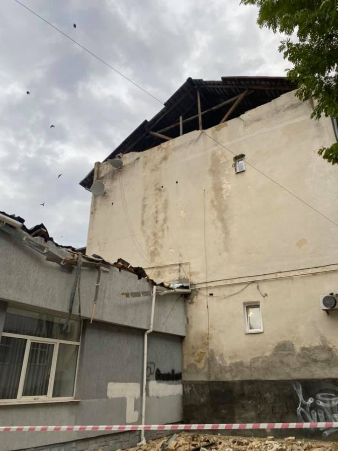 У Львові стався обвал стіни в житловому будинку. Фото: Варта1