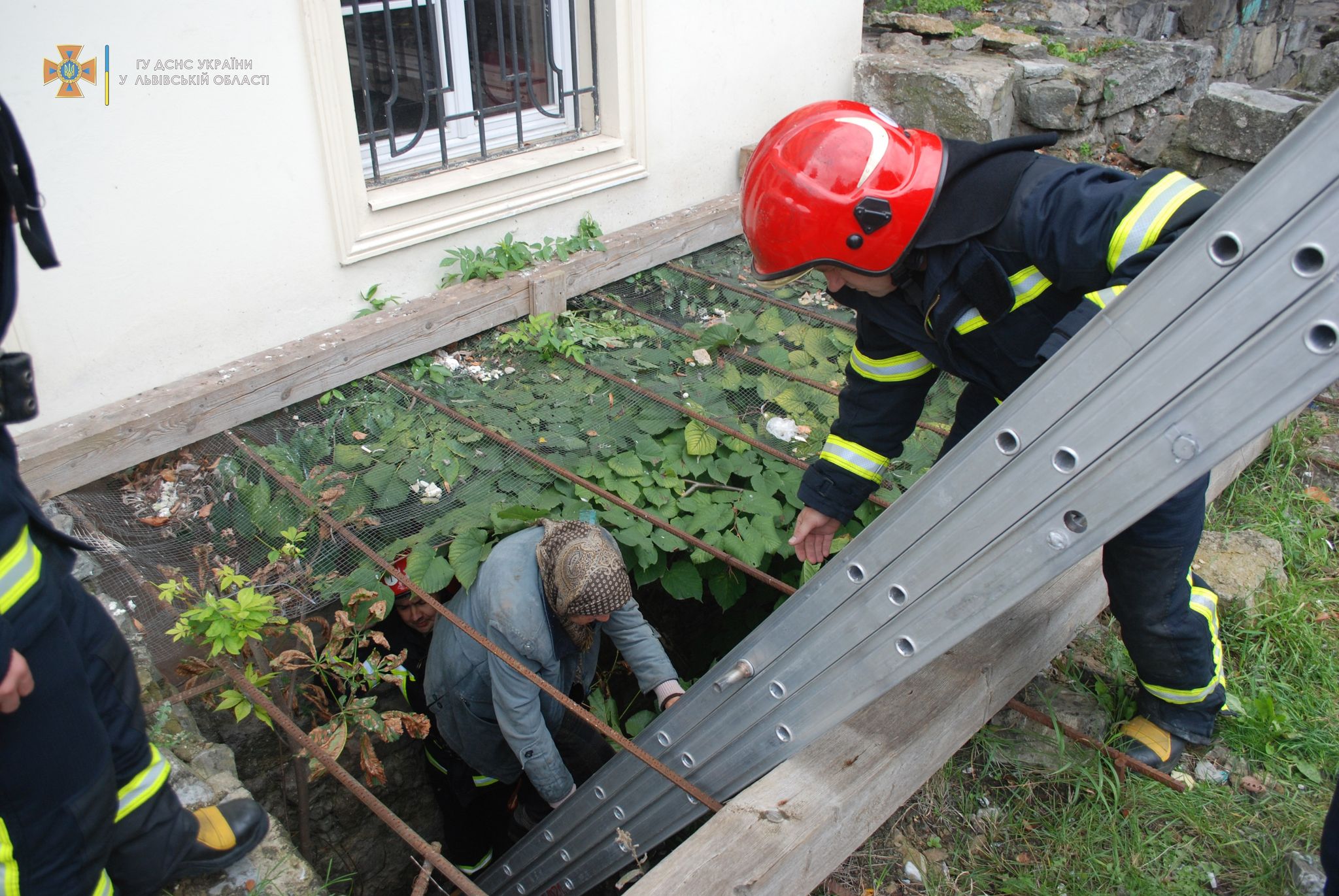 У центрі Львова жінка провалилася у яму. Фото: ДСНС Львівщини