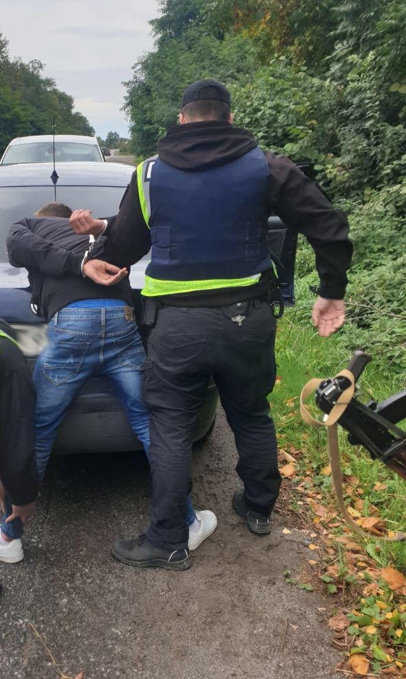 Вискочила з авто на ходу: біля Стрия двоє чоловіків напали на дівчину, яку підвозили. Фото: поліція Львівщини