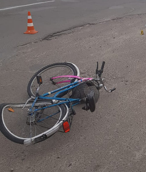 Недалеко від Львова автомобіль насмерть збив 48-річну жінку на велосипеді. Фото: поліція Львівщини 