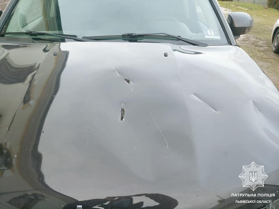 У Рудному чоловік сокирою потрощив автомобіль та двері церкви