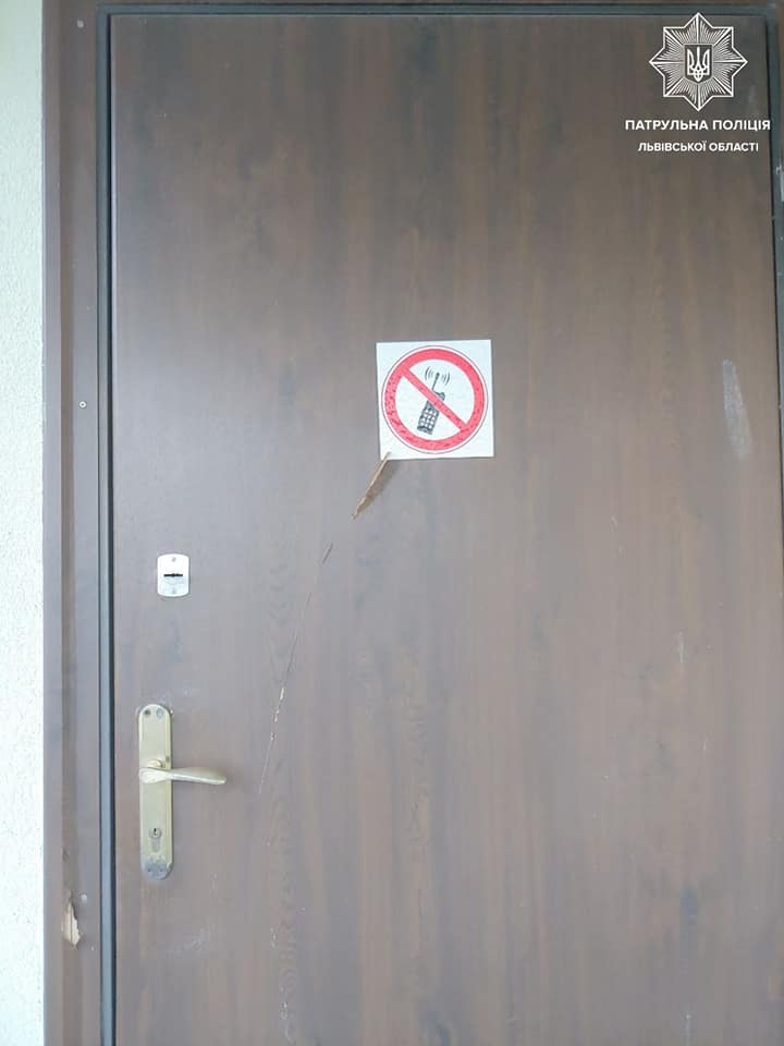 У Рудному чоловік сокирою потрощив автомобіль та двері церкви