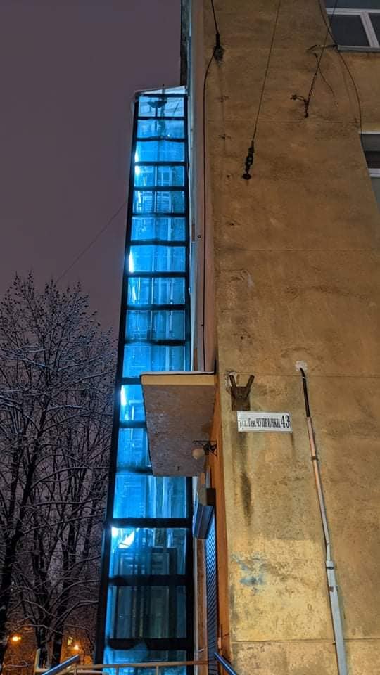 У поліклініці на Чупринки встановили зовнішній прозорий ліфт
