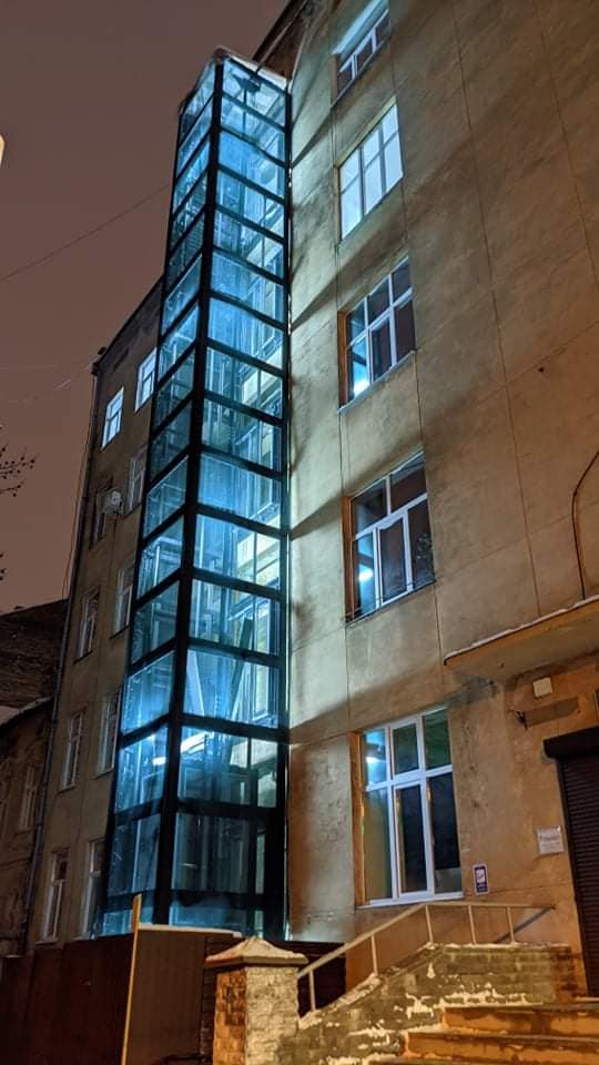 У поліклініці на Чупринки встановили зовнішній прозорий ліфт