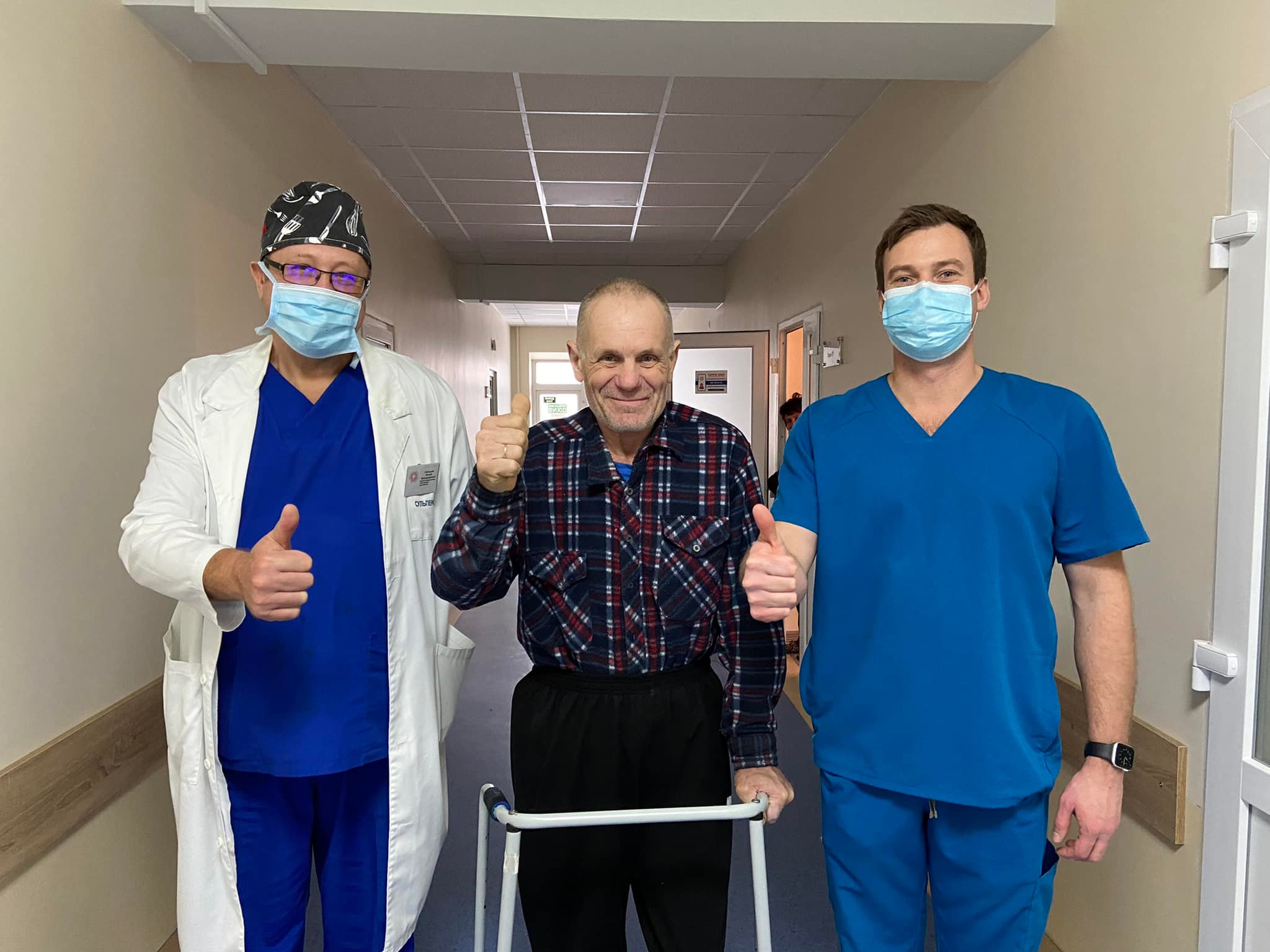 Львівські лікарі прооперували 58-річного чоловіка, у якого ноги відділилися від хребта