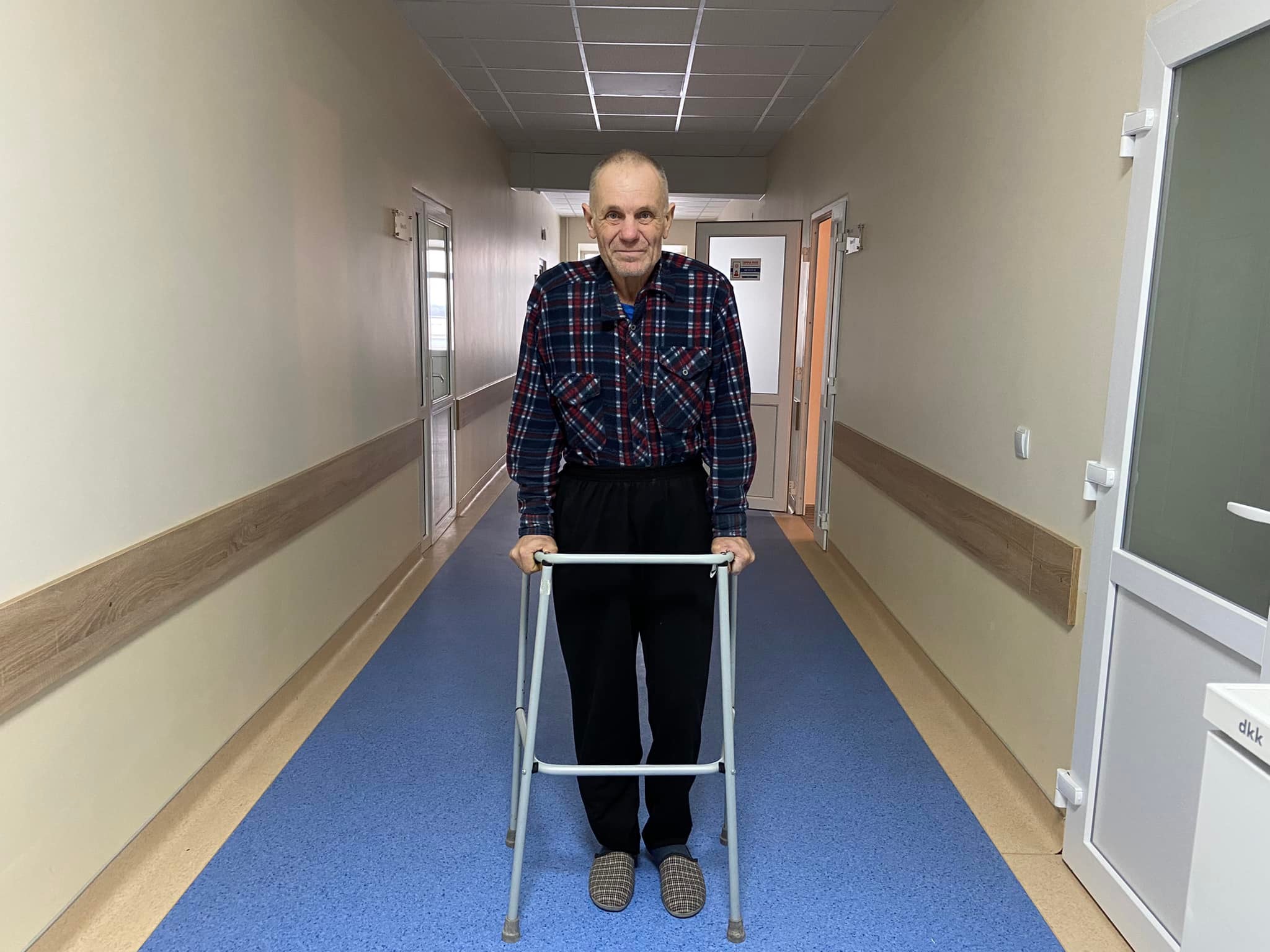 Львівські лікарі прооперували 58-річного чоловіка, у якого ноги відділилися від хребта