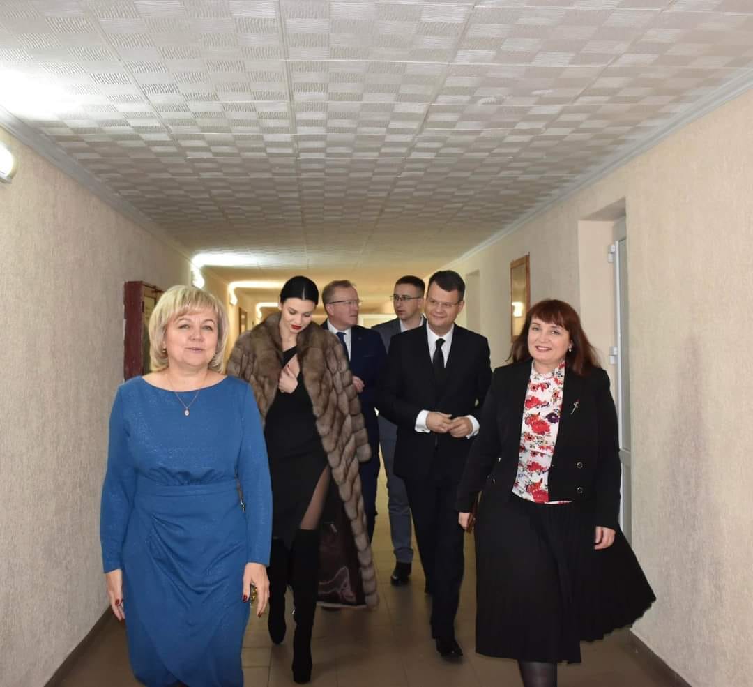 Помічниця Ігоря Гарбарука була у відвертому вбранні з глибоким декольте без бюстгальтера, з хрестиком на шиї і червоною помадою на губах