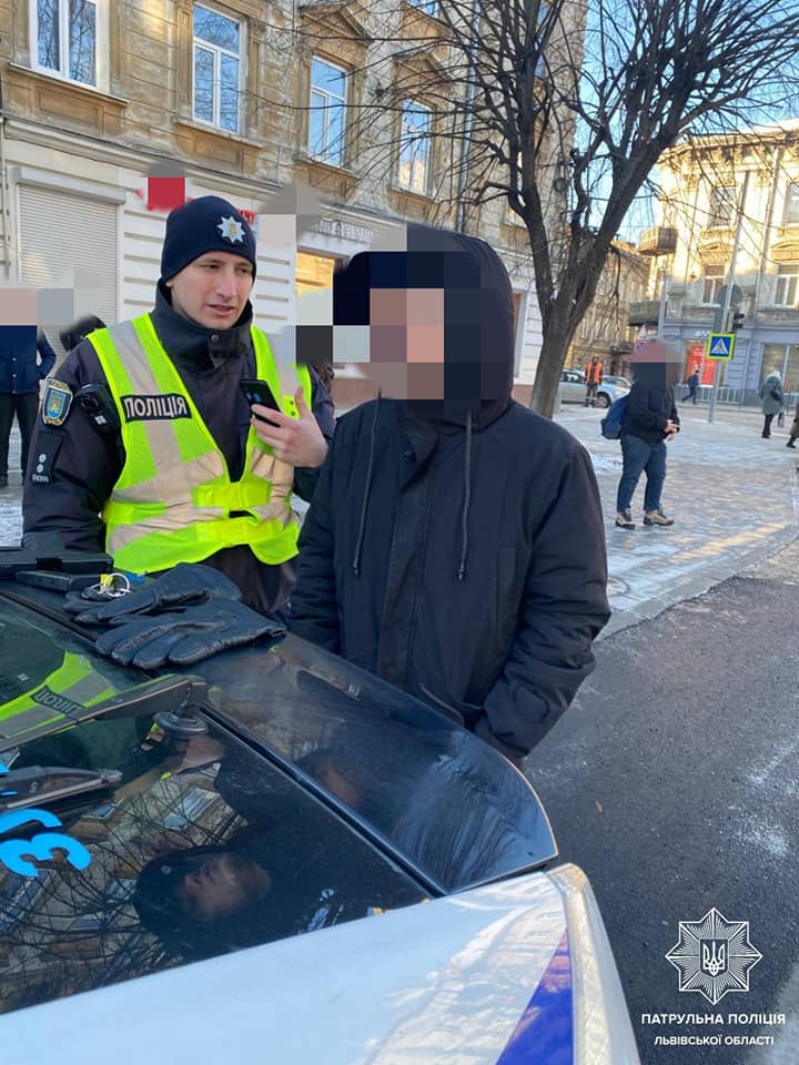 У Львові 18-річний юнак погрожував пістолетом школярам