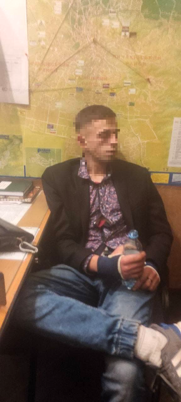 У Ратуші затримали неадекватного львів'янина з пістолетом