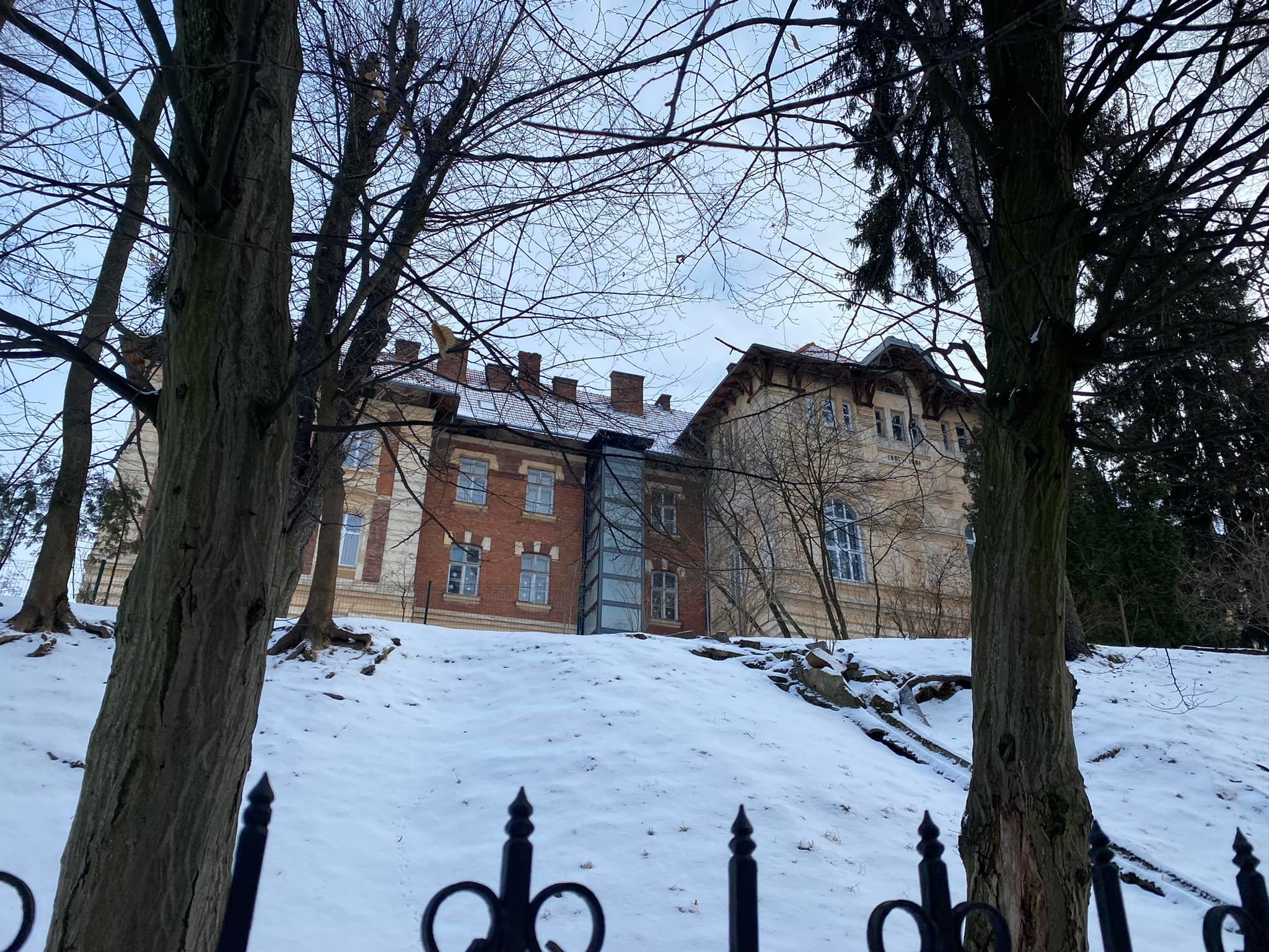 У Львові на фасаді школи встановили ліфт