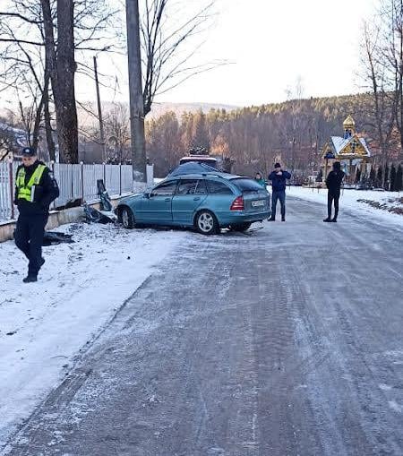 У Дрогобицькому районі п&rsquo;яний водій автомобіля Mercedes врізався в електроопору