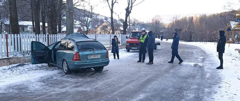 У Дрогобицькому районі п&rsquo;яний водій автомобіля Mercedes врізався в електроопору