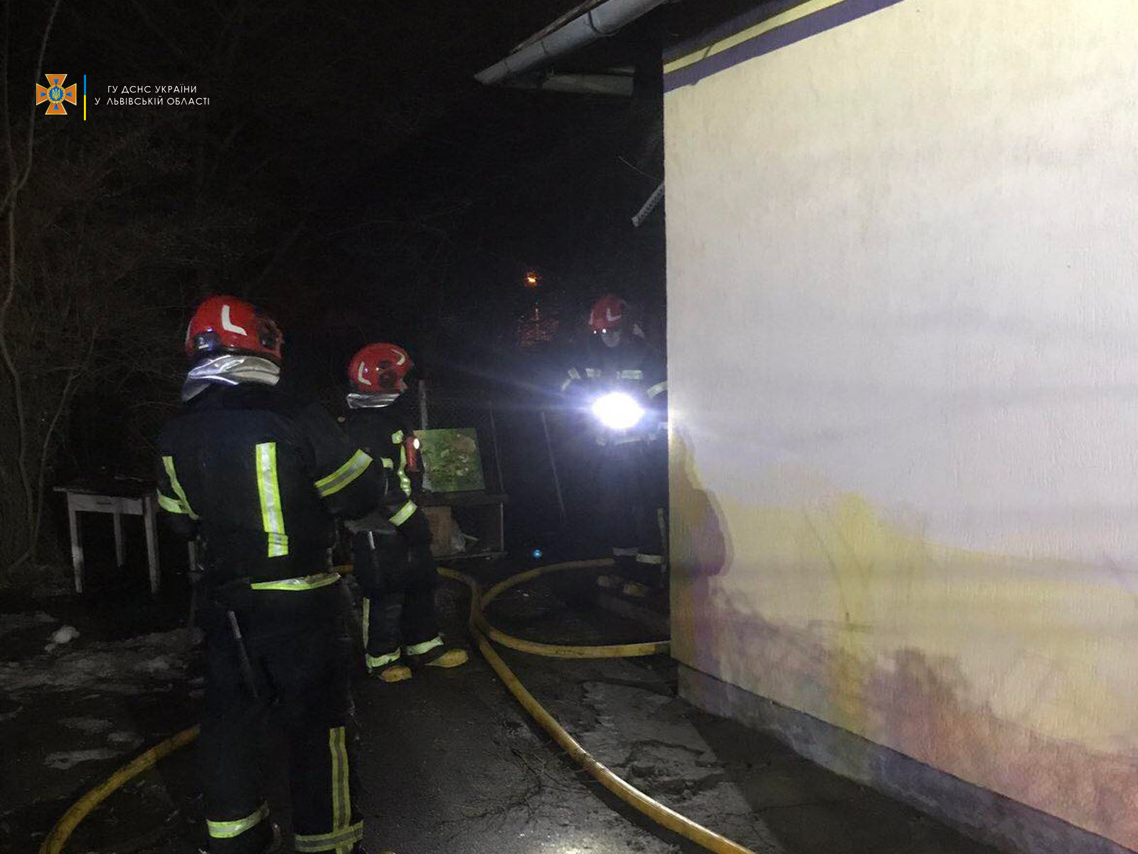 Внаслідок пожежі на вулиці Караджича постраждала жінка