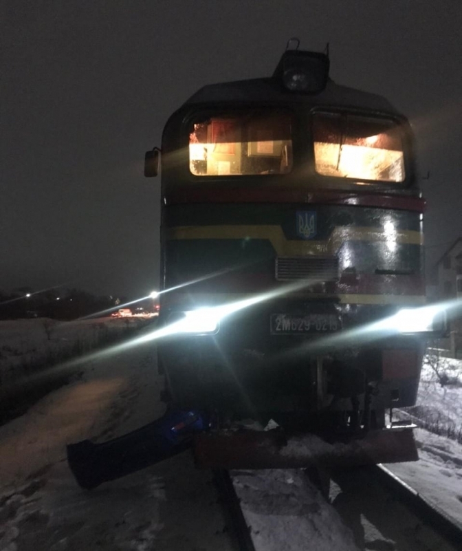 Біля Львова пасажирський поїзд збив автомобіль