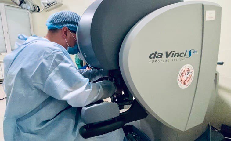 Львівські лікарі з роботом Da Vinci провели операцію 7-річній дівчинці