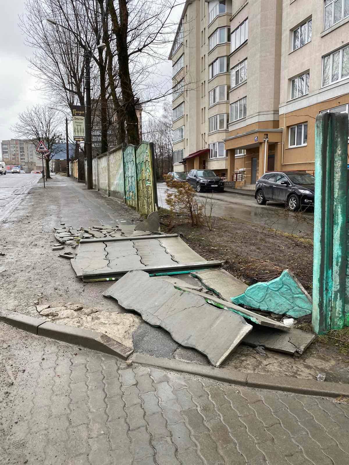 У Львові сильний вітер повалив паркан і зніс фрагменти фасадів будівель на тротуар