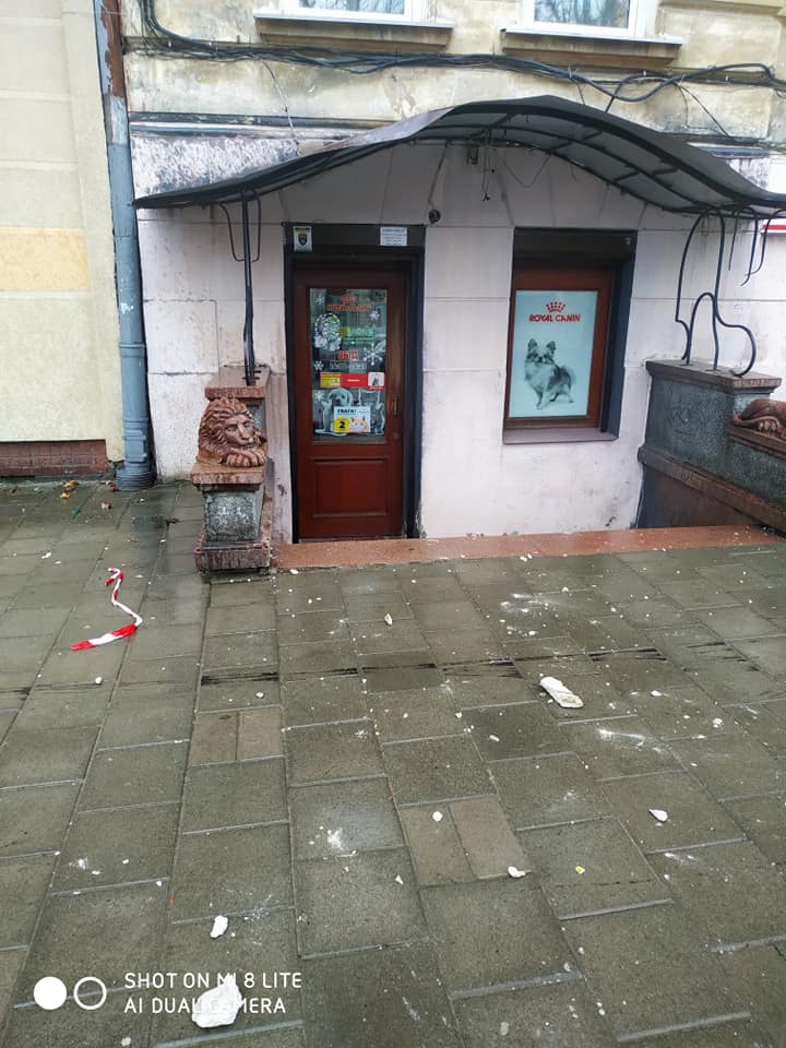 У Львові сильний вітер повалив паркан і зніс фрагменти фасадів будівель на тротуар