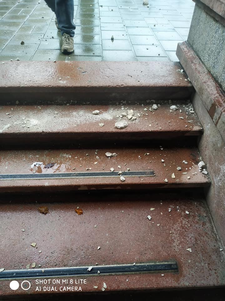 У Львові сильний вітер повалив паркан і зніс фрагменти фасадів будівель на тротуар