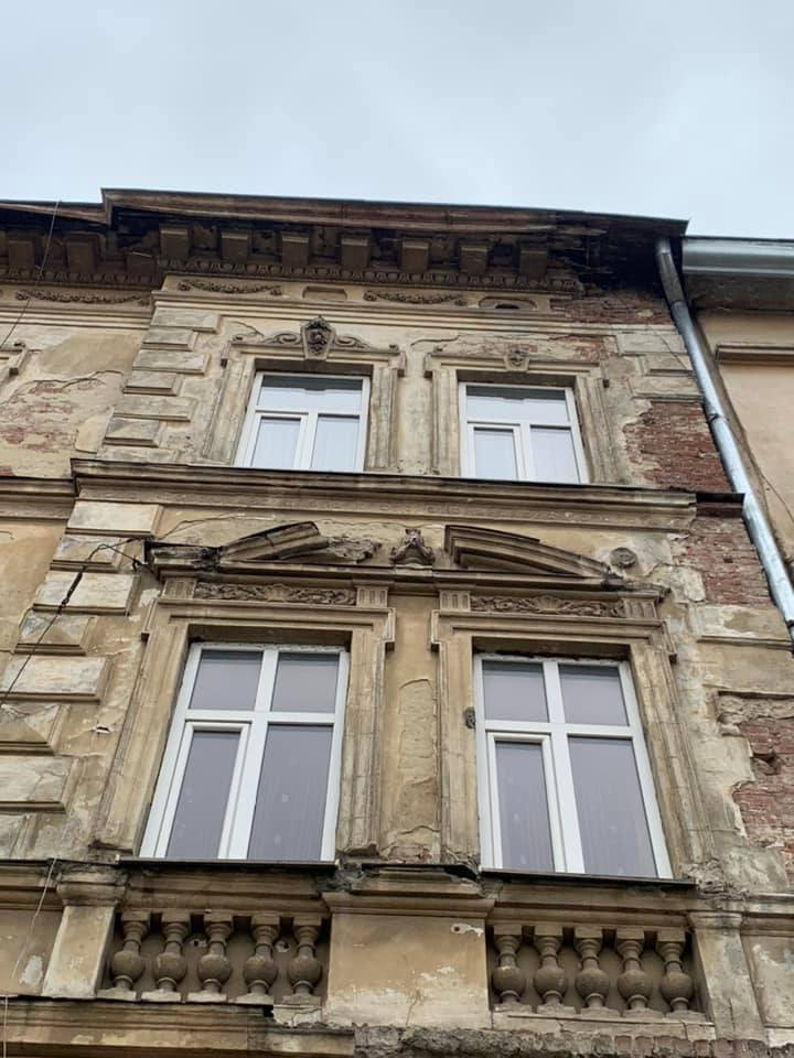 У Львові сильний вітер повалив паркан і зніс фрагменти фасадів будівель на тротуар