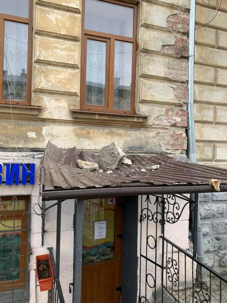 У Львові сильний вітер повалив паркан і зніс фрагменти фасадів будівель на тротуар