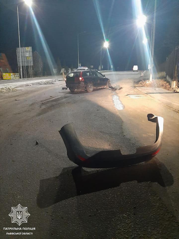 Біля Львова п'яний водій вчинив дві ДТП і втікав пішки від поліції