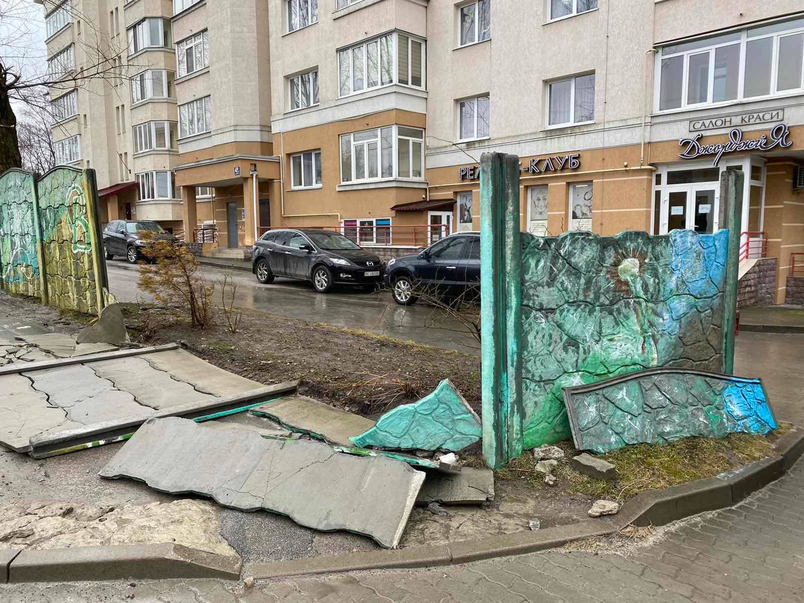 У Львові сильний вітер повалив паркан і зніс фрагменти фасадів будівель на тротуар