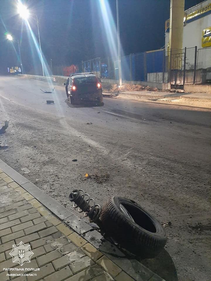 Біля Львова п'яний водій вчинив дві ДТП і втікав пішки від поліції