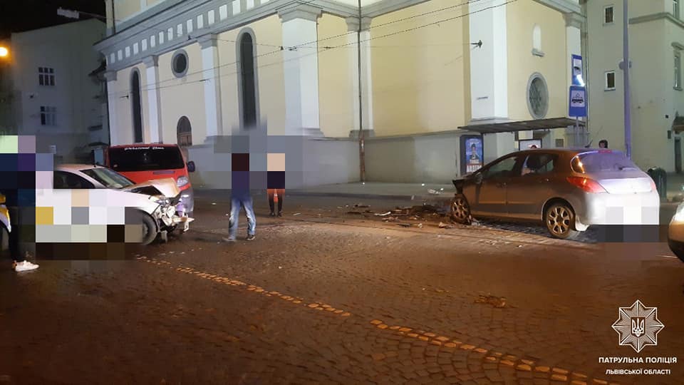 Вночі у Львові на площі Митні сталась потрійна ДТП