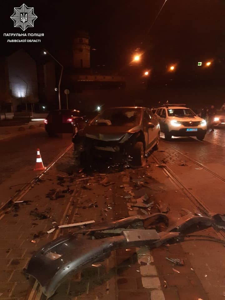 Вночі у Львові на площі Митні сталась потрійна ДТП