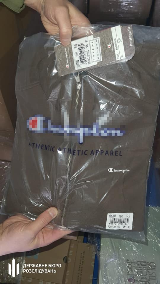 На львівщині брендовий одяг намагались ввезти в Україну під виглядом гуманітарки