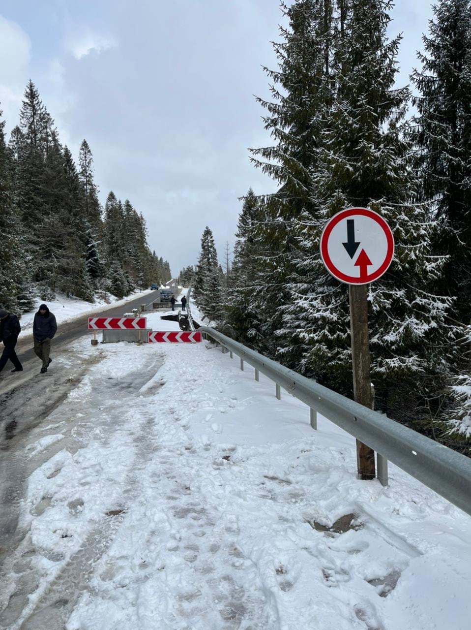На трасі Львів-Самбір утворилося провалля